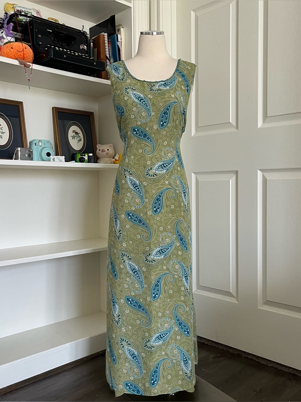 90s Green paisley maxi dress with a boho vibe.